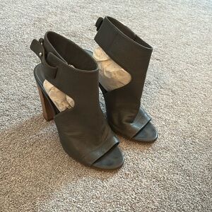 Vince pumps